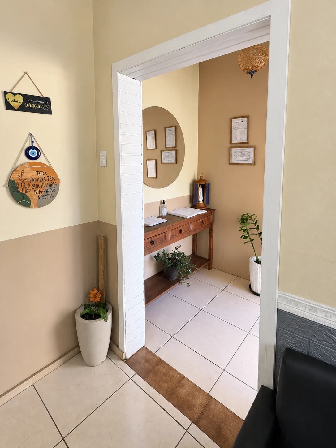 Hall de entrada com aparador, espelho e plantas