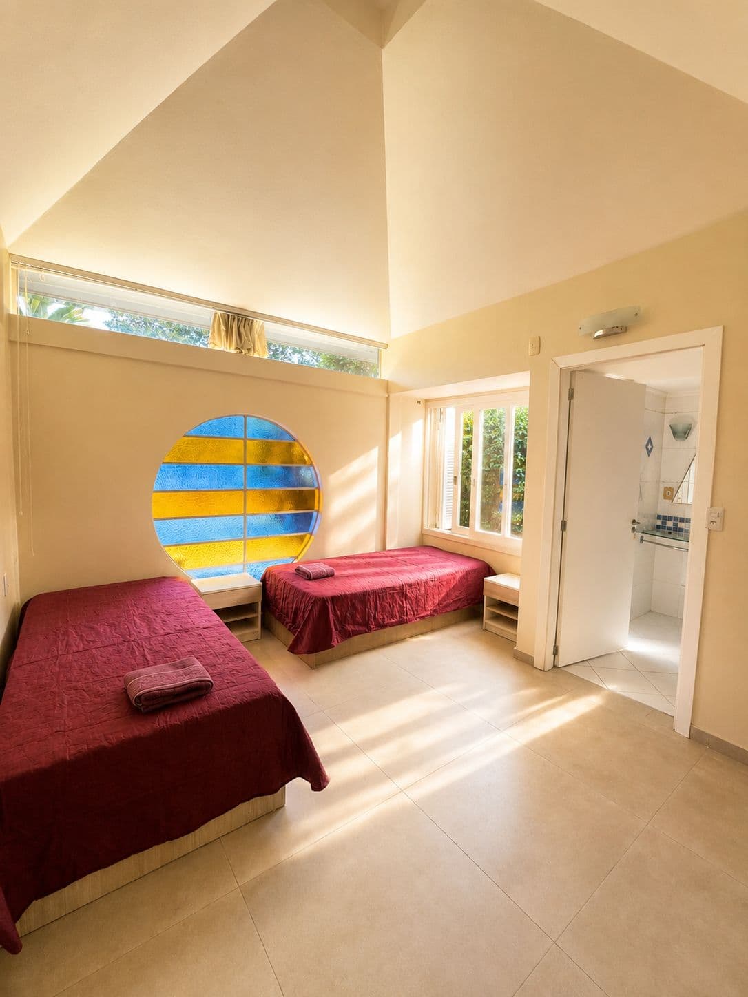 Suíte dupla do Lar Bom Jardim com duas camas individuais e luz natural