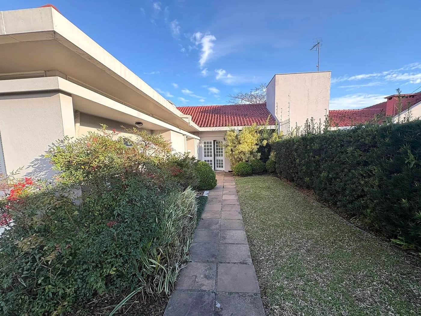 Caminho externo com jardim lateral na unidade Estância Velha